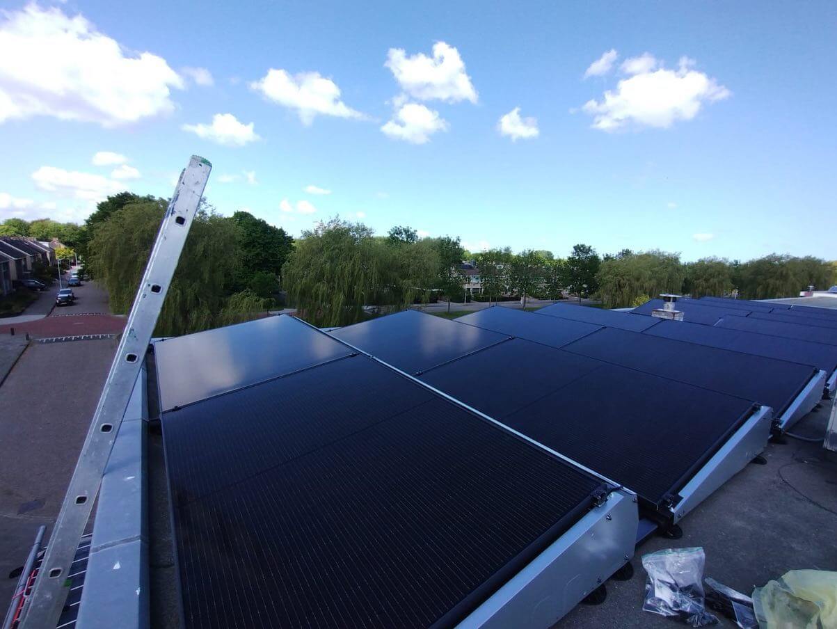 Zonnepanelen op een plat dak