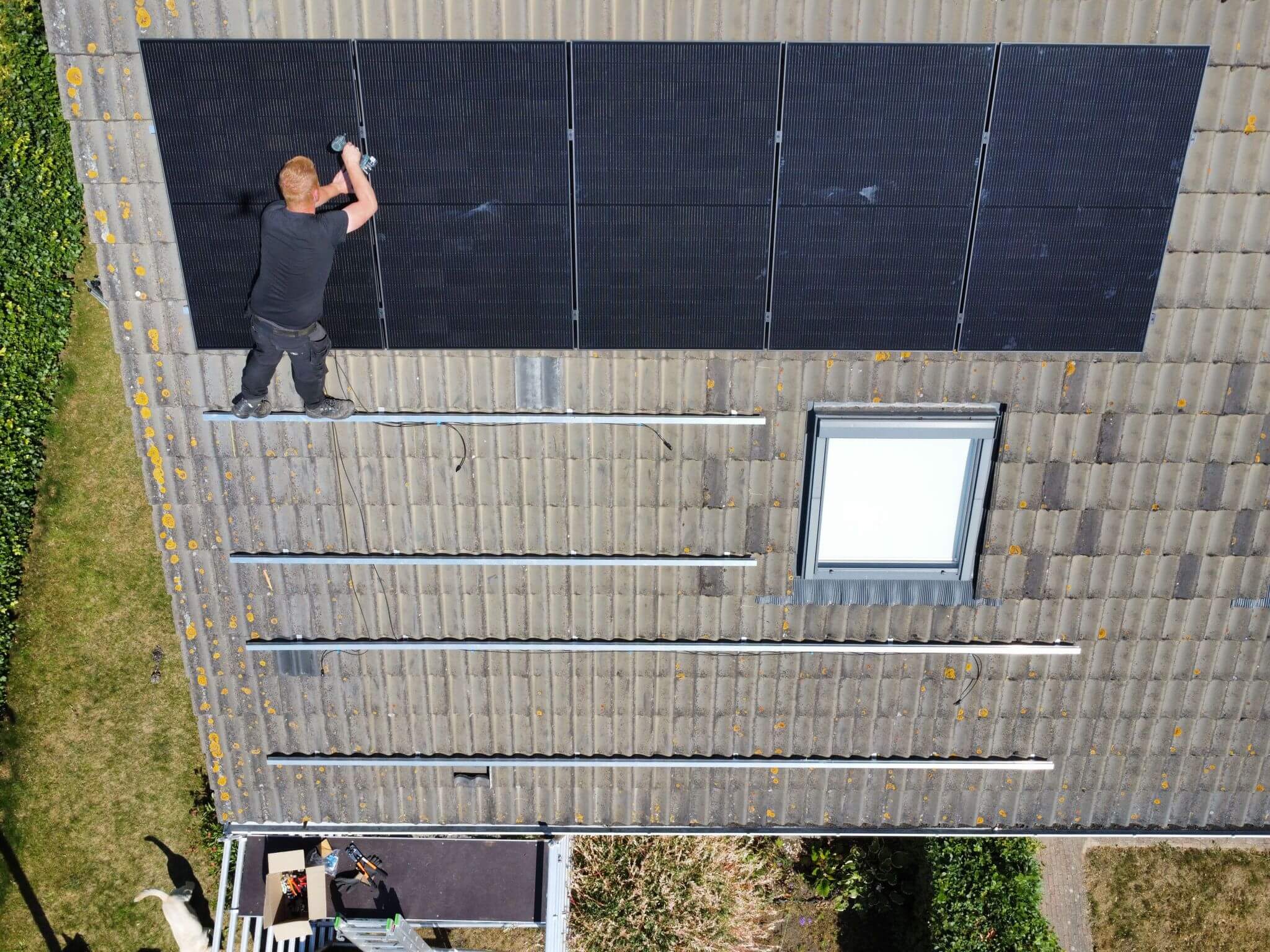 Luchtfoto zonnepaneleninstallatie