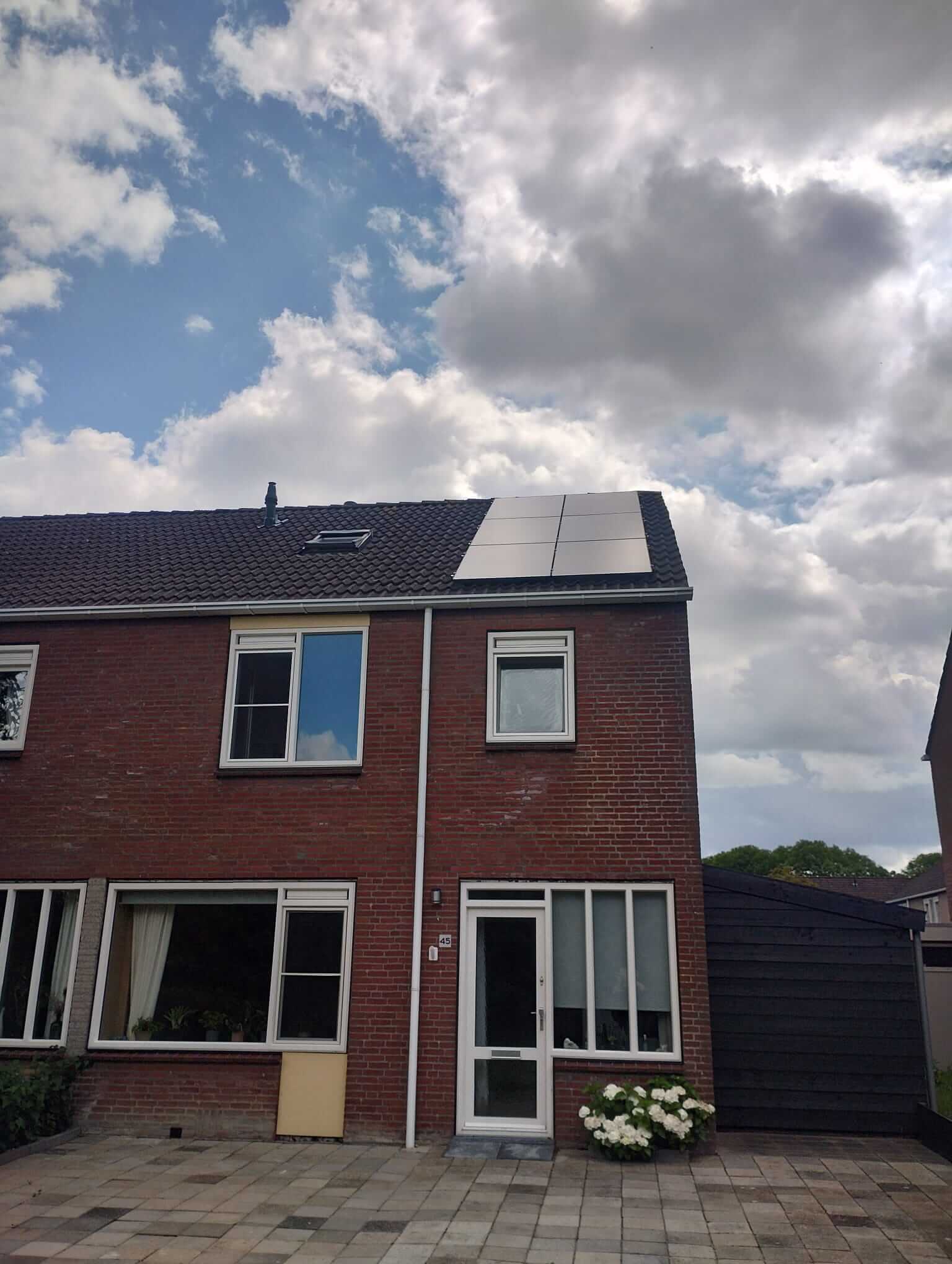 6 panelen op voorzijde huis