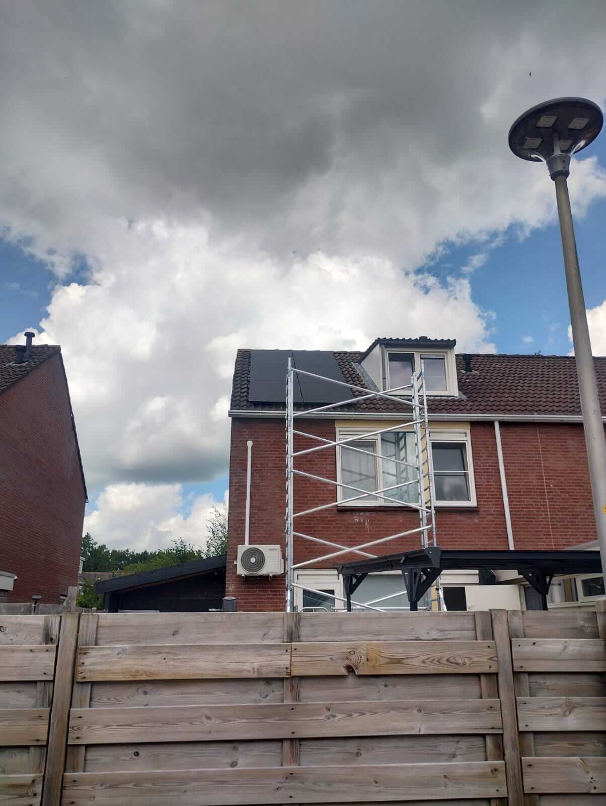 6 panelen op voorzijde huis